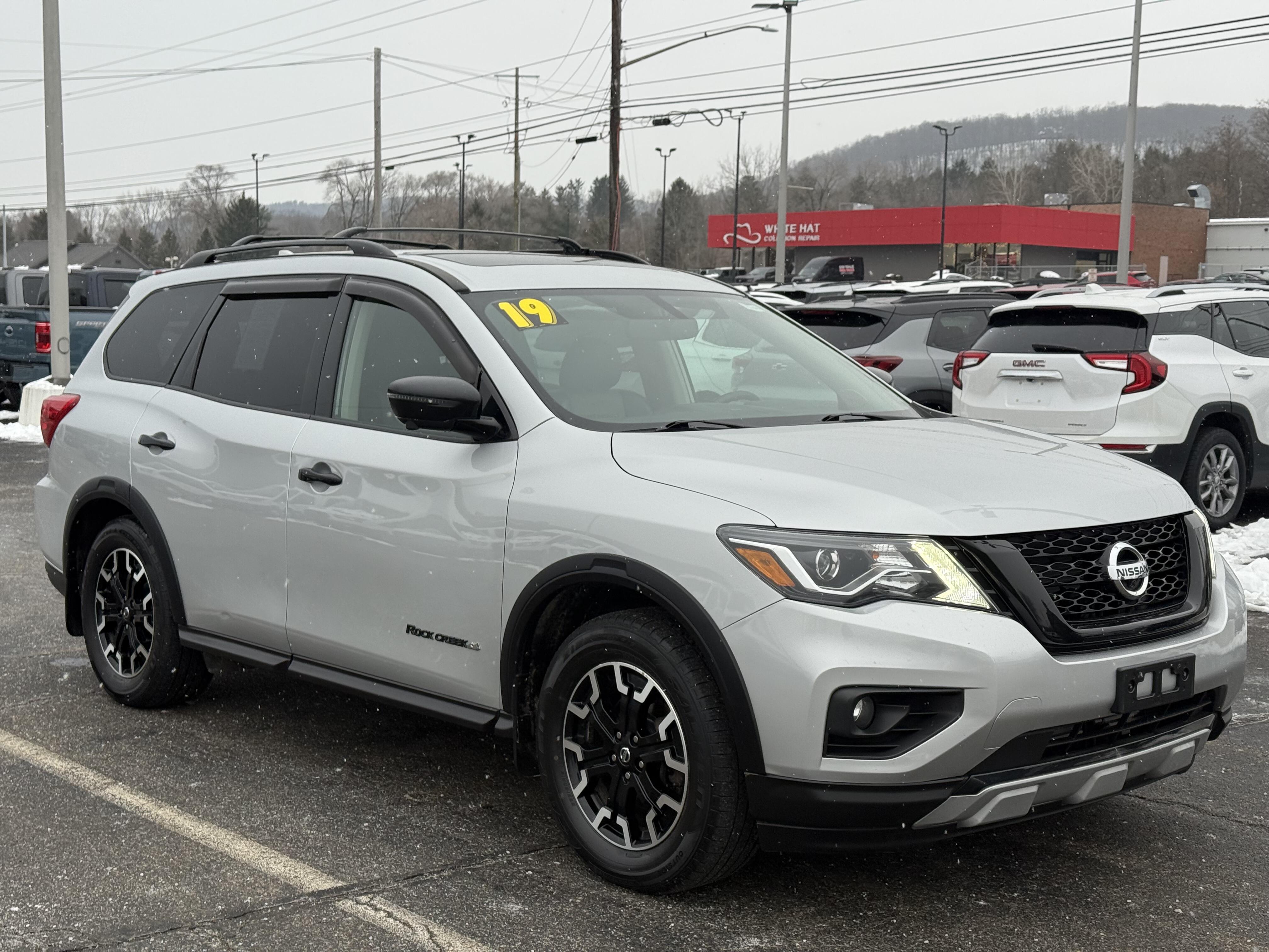2019 Nissan Pathfinder SL's photo