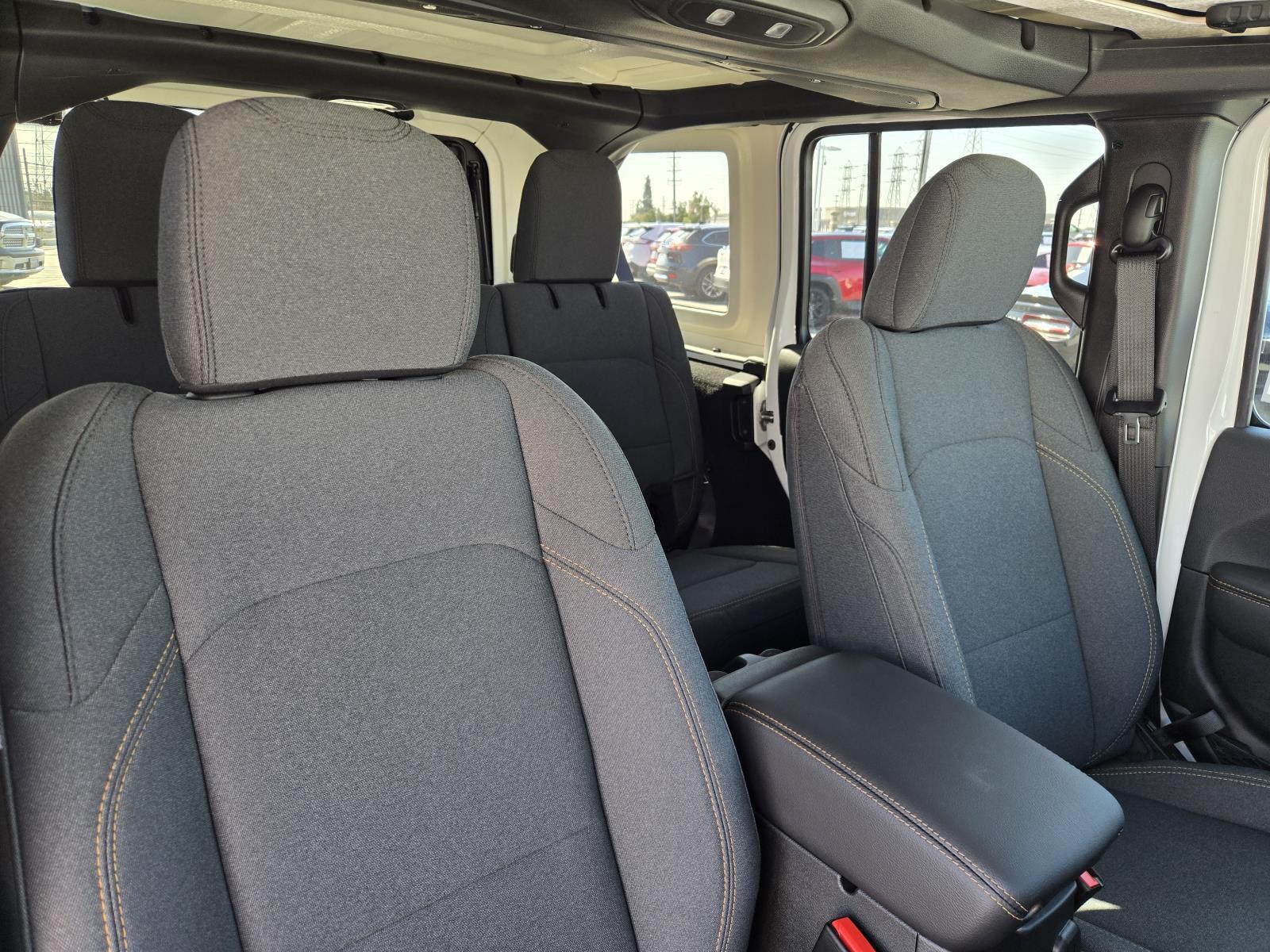 2025 Jeep Wrangler 4-Door Sahara - Photo 36