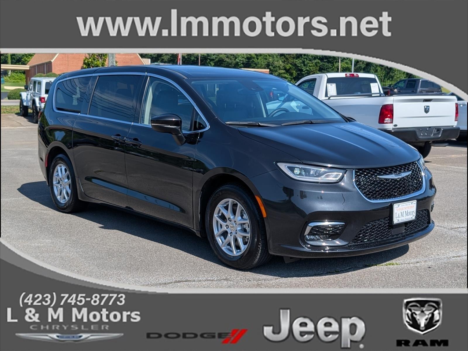 2023 Chrysler Pacifica Touring L's photo