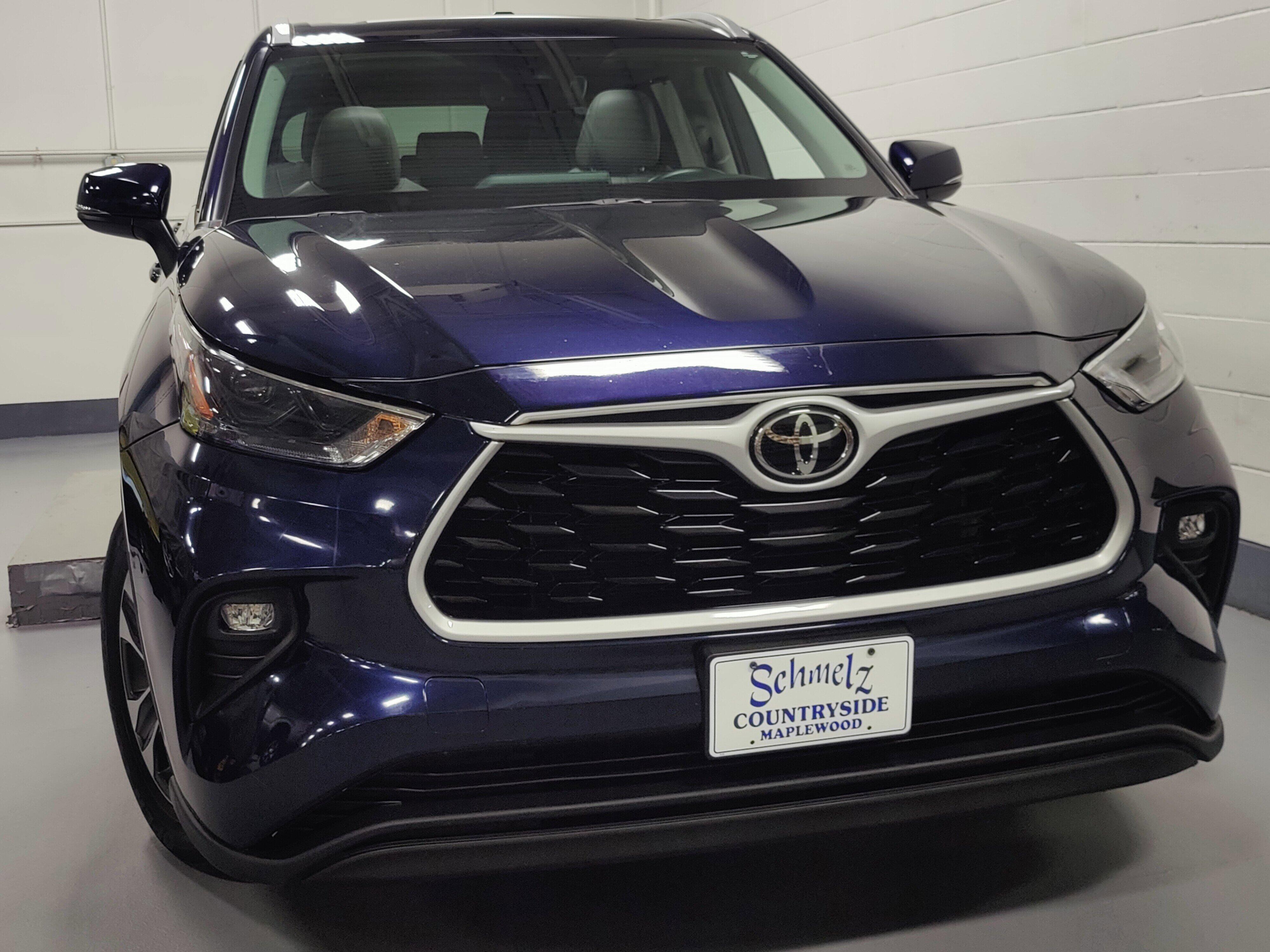 Used 2022 Toyota Highlander XLE with VIN 5TDGZRBH8NS578427 for sale in Maplewood, Minnesota