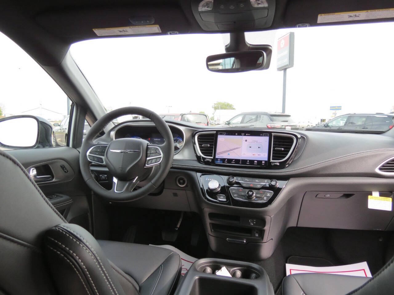 2026 Chrysler Pacifica Select - Photo 17