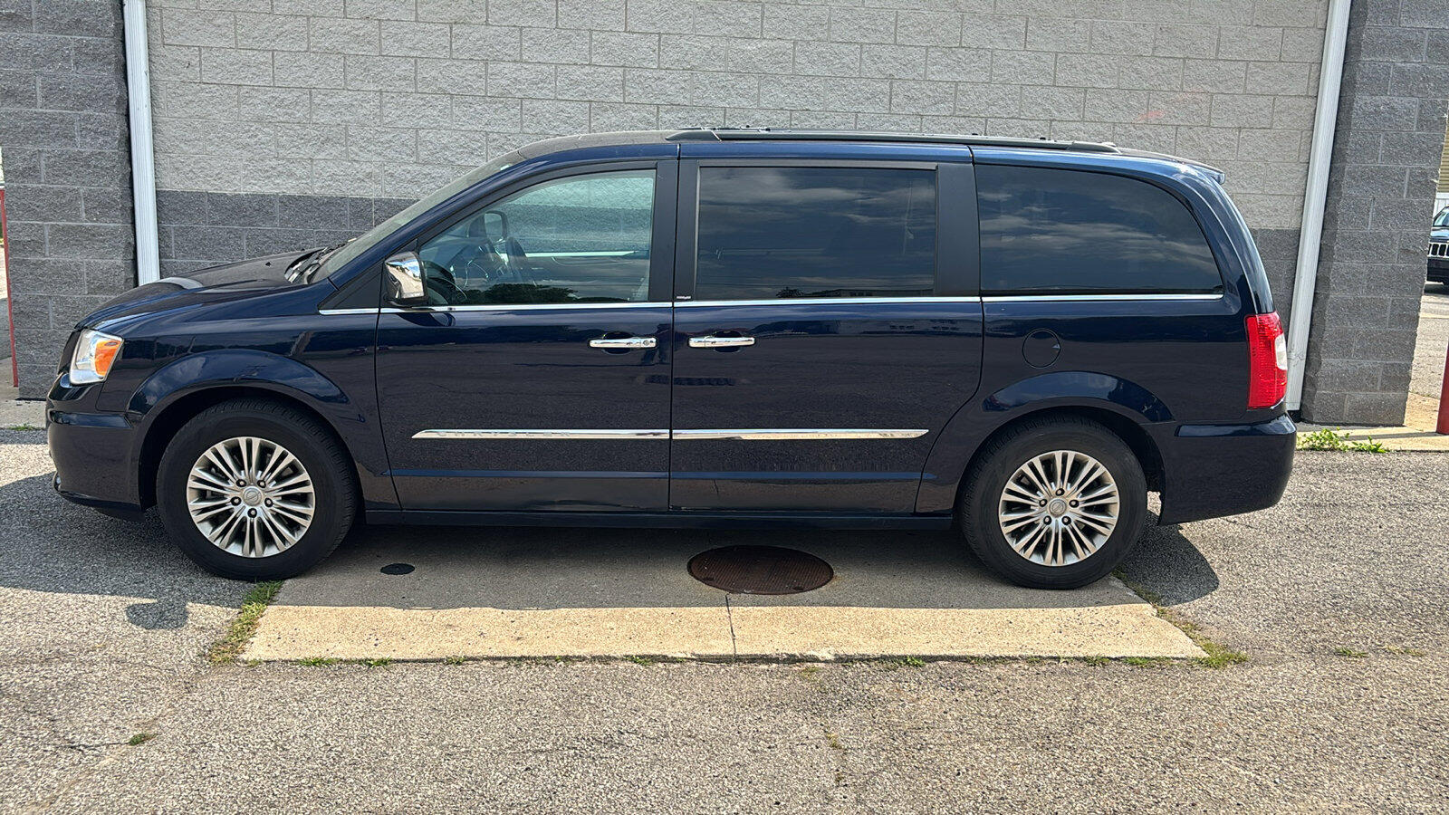 Used 2013 Chrysler Town & Country Touring-L with VIN 2C4RC1CG6DR596739 for sale in Butler, OH