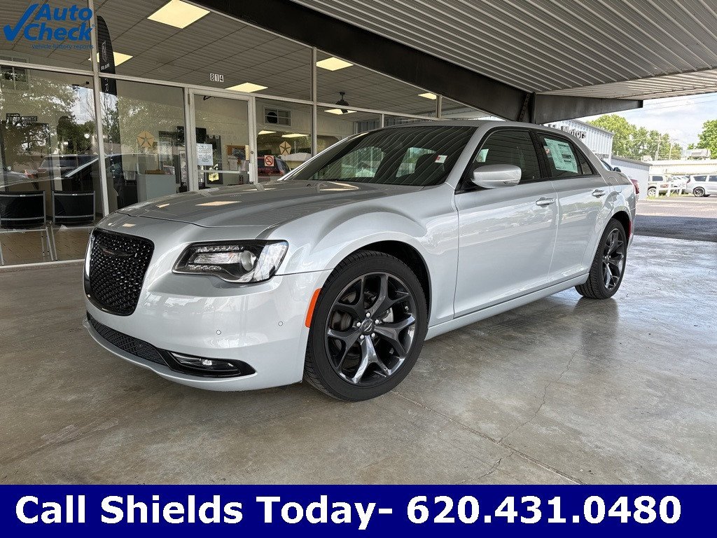 Used 2023 Chrysler 300 S with VIN 2C3CCABG1PH509612 for sale in Chanute, KS