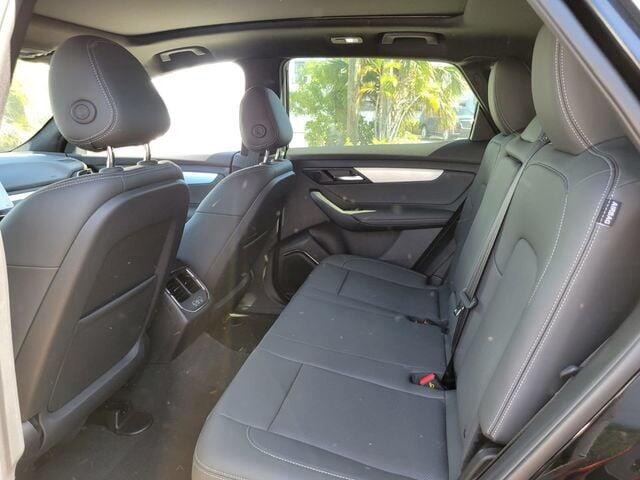 2025 VinFast VF 8 Plus - Photo 8
