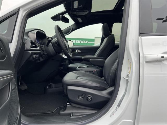 2026 Chrysler Pacifica Select - Photo 18