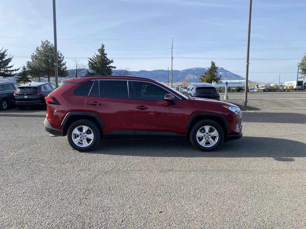 Used 2020 Toyota RAV4 XLE with VIN JTMP1RFV1LJ035549 for sale in Island City, OR