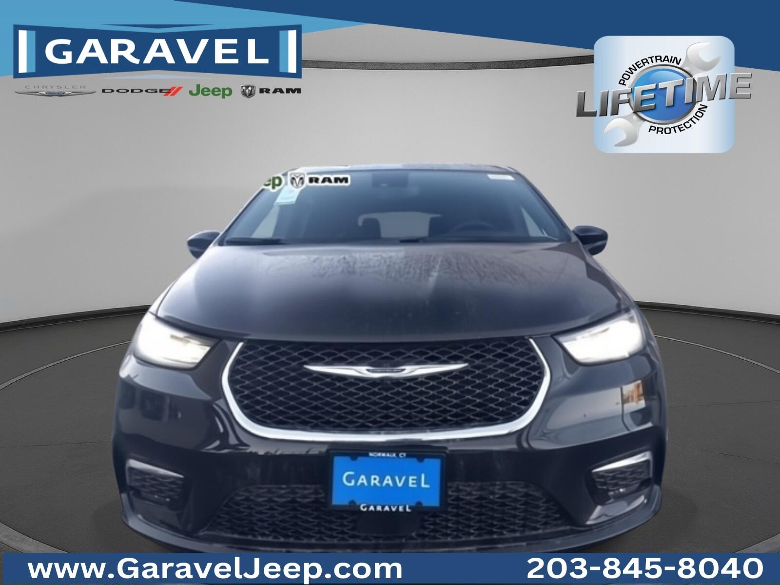 2026 Chrysler Pacifica Select's photo