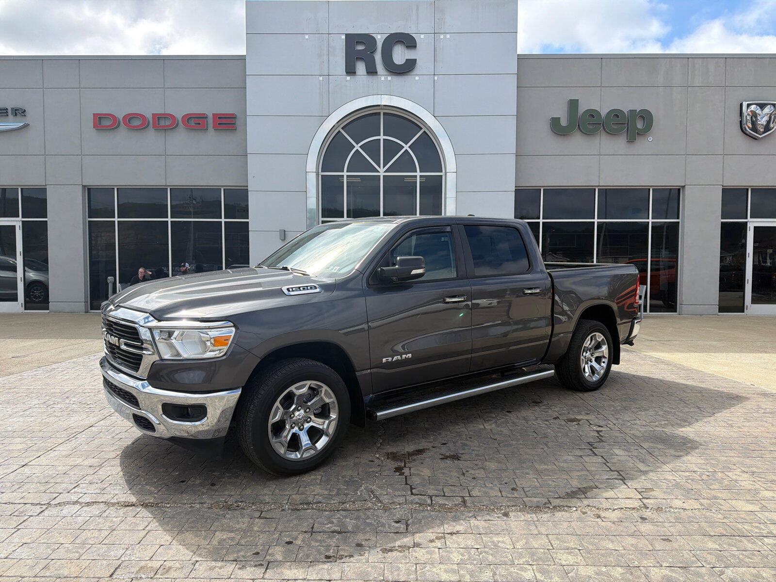 2020 RAM 1500 Big Horn/Lone Star 4x4 Crew Cab 5'7's photo