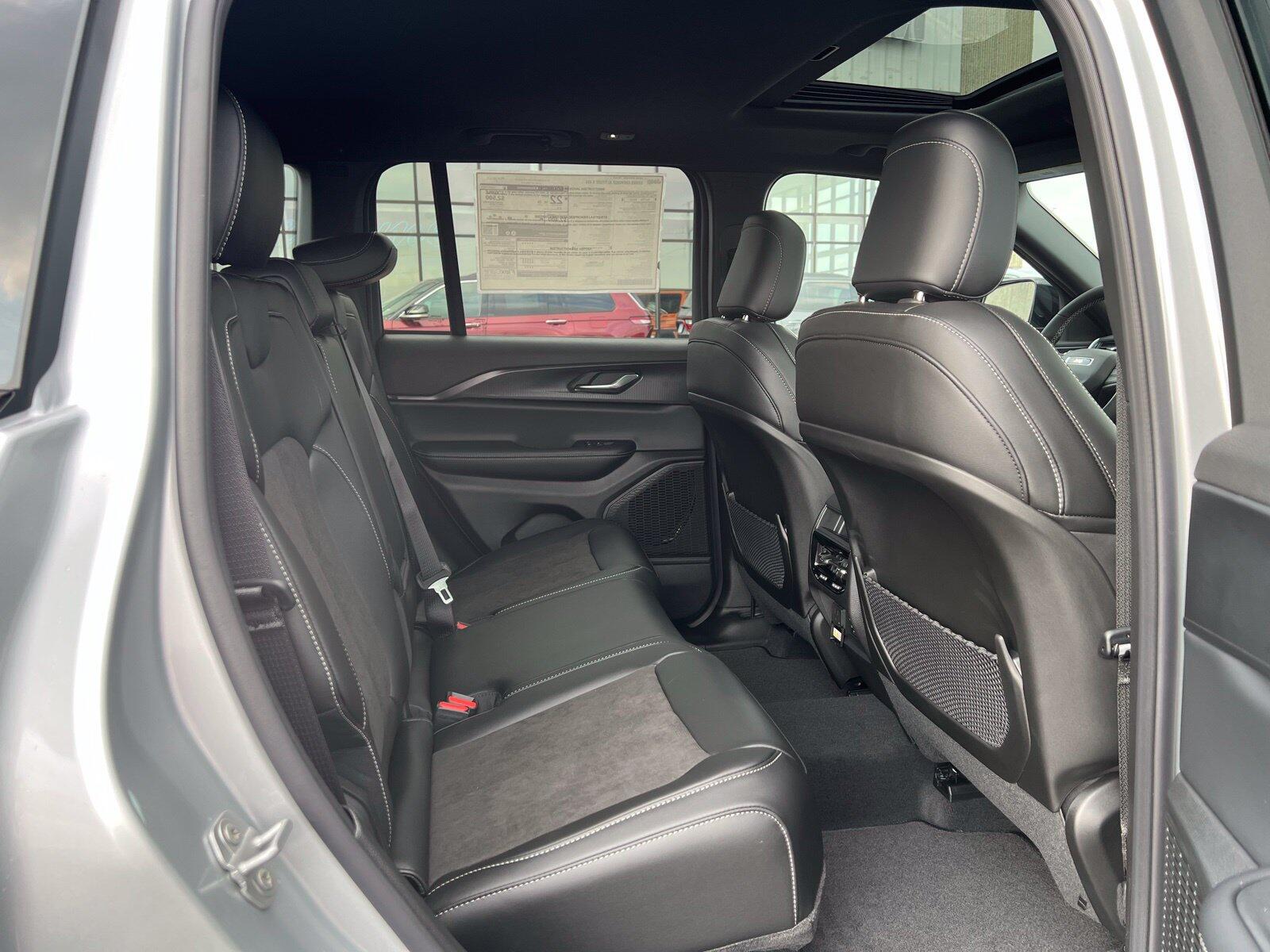 2025 Jeep Grand Cherokee Altitude - Photo 13