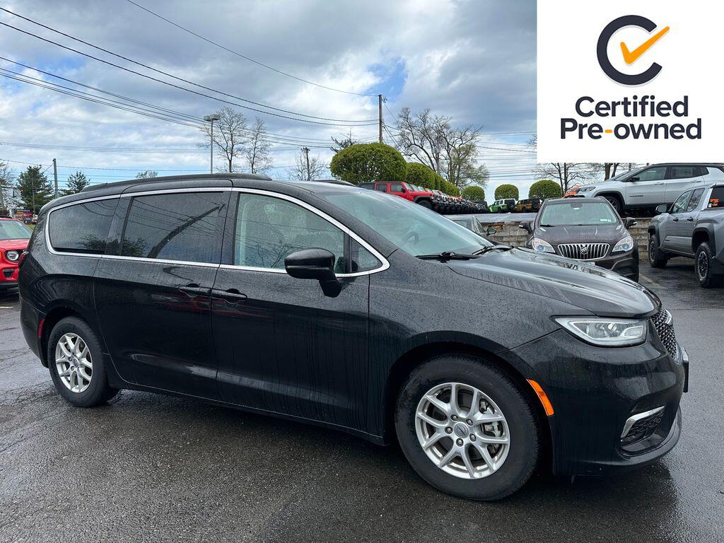 2022 Chrysler Pacifica Touring L's photo