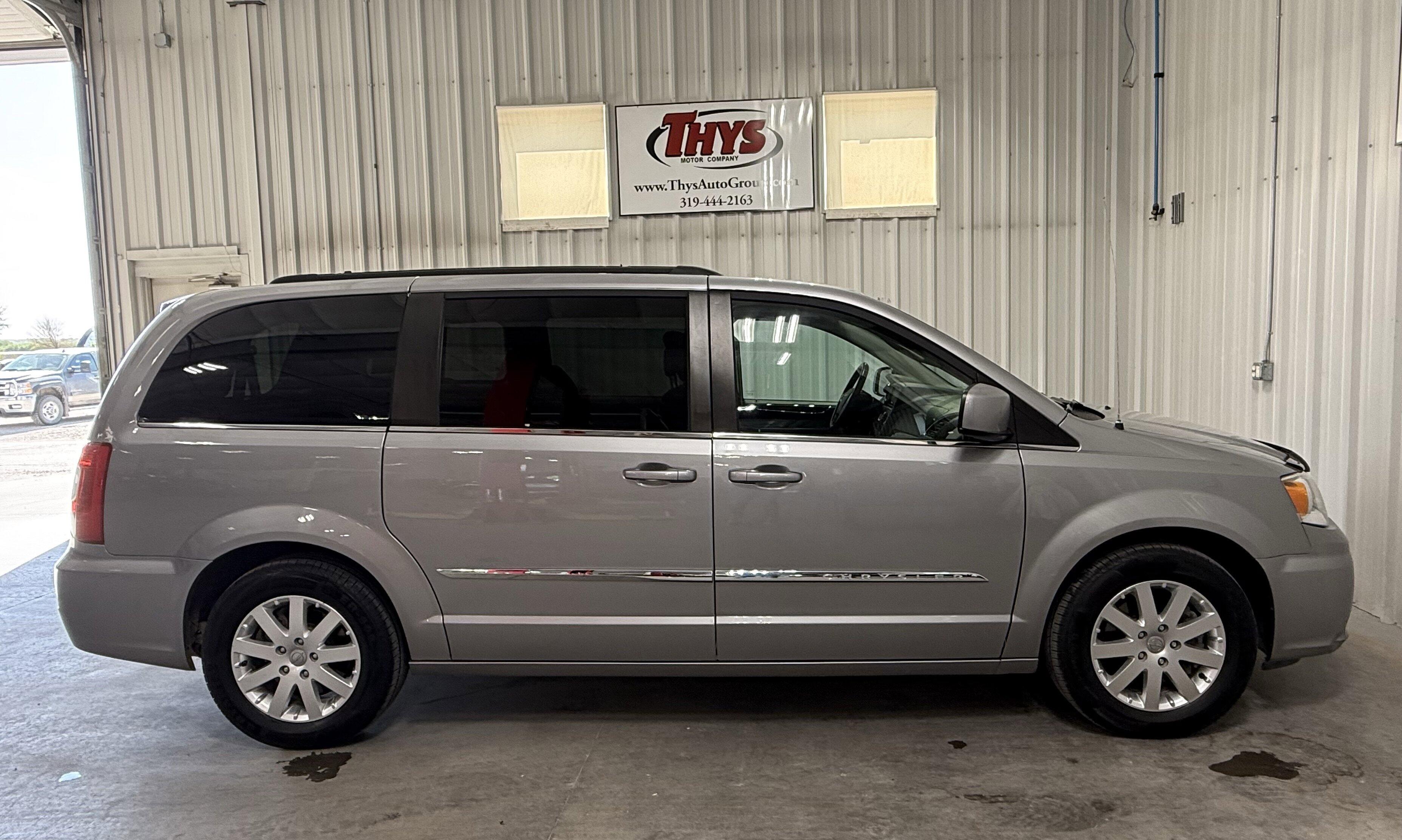 Used 2016 Chrysler Town & Country Touring with VIN 2C4RC1BG2GR259796 for sale in Belle Plaine, IA