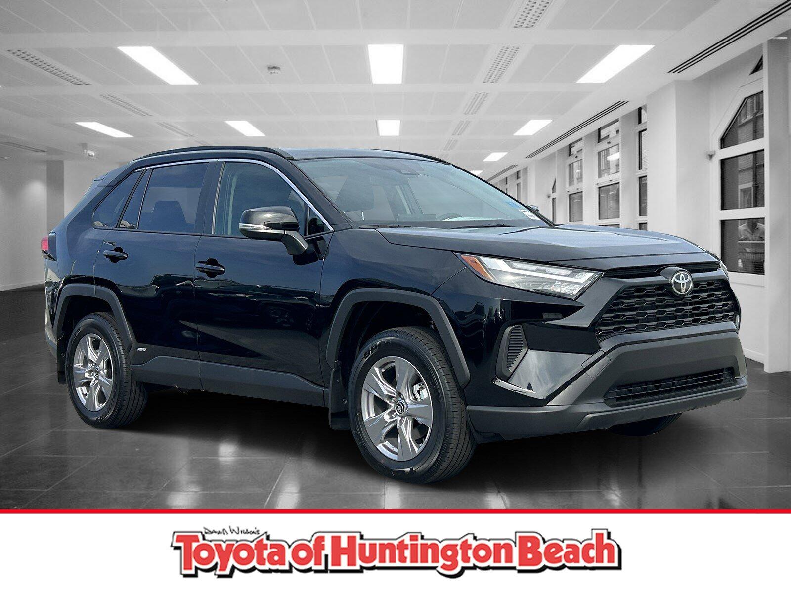 2025 Toyota RAV4 LE's photo