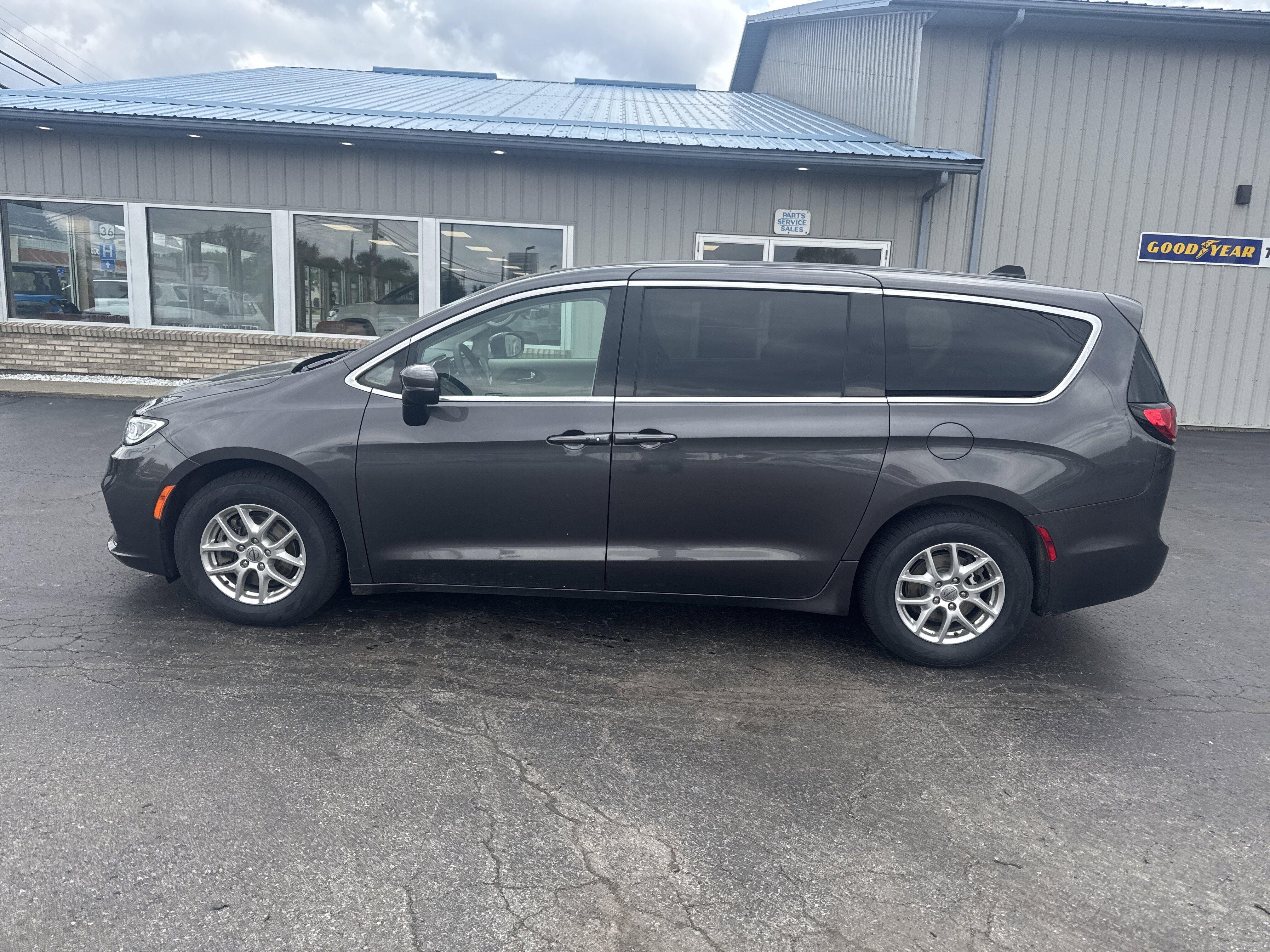 2023 Chrysler Pacifica Touring L's photo