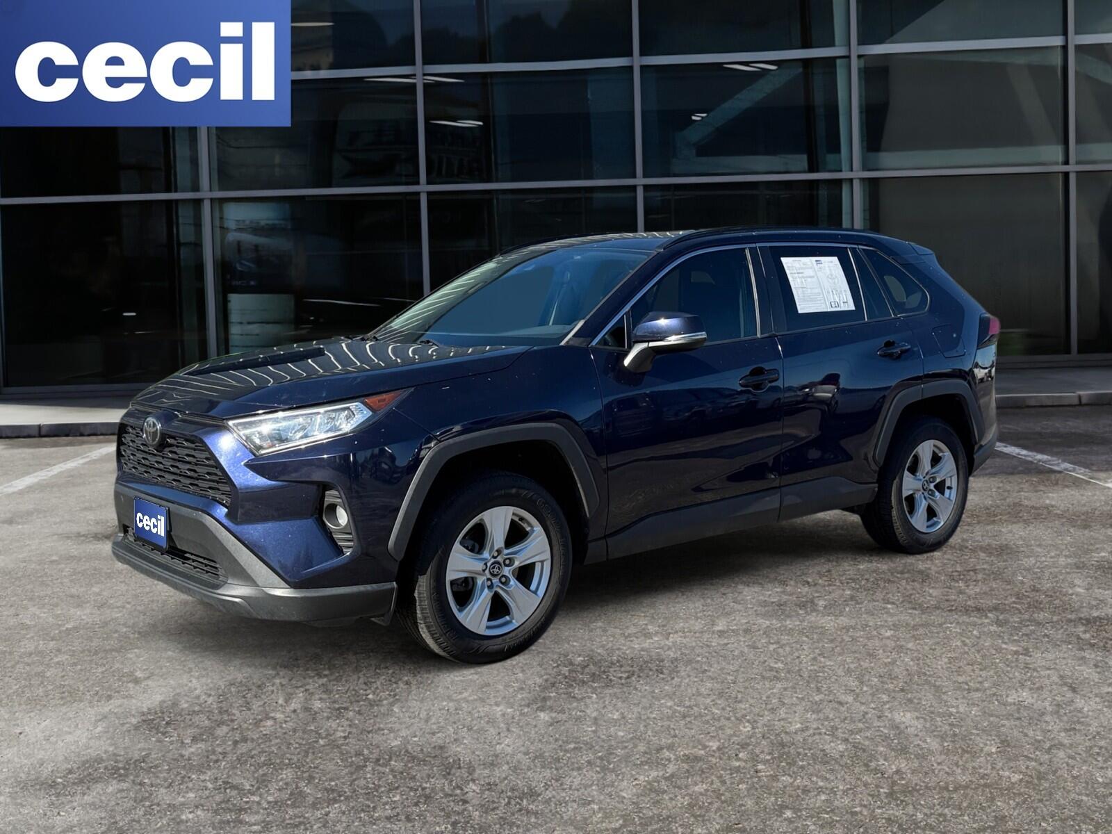2021 Toyota RAV4 XLE's photo