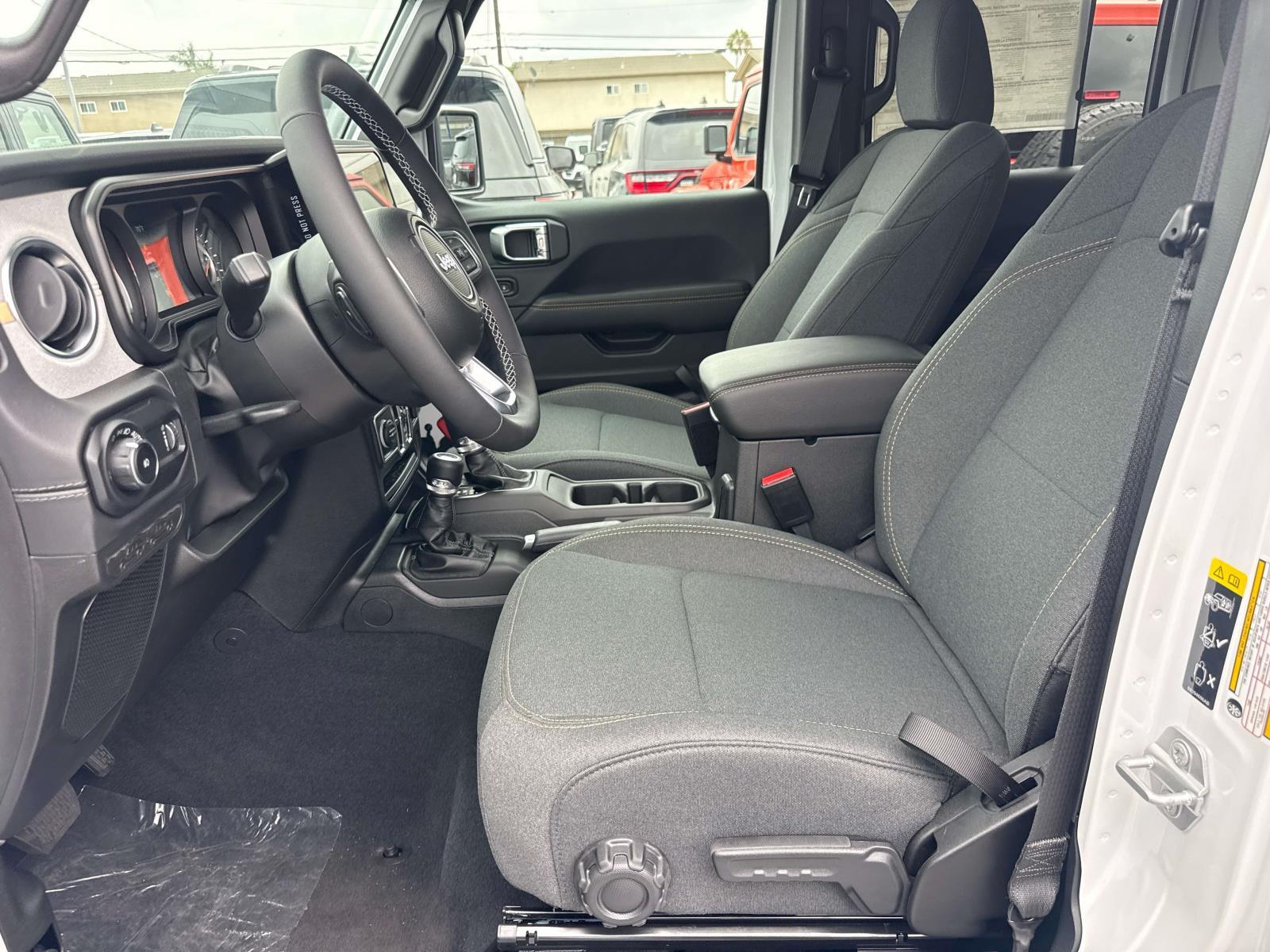 2025 Jeep Wrangler 4-Door Sahara - Photo 22