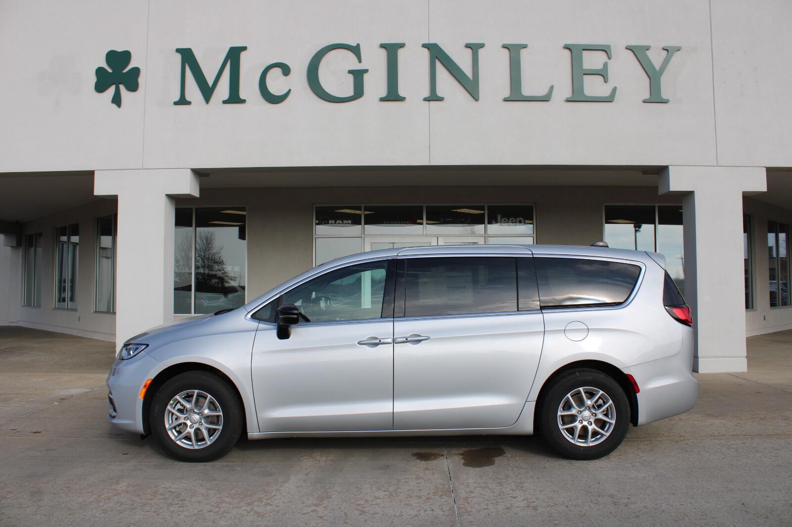 2026 Chrysler Pacifica Select's photo