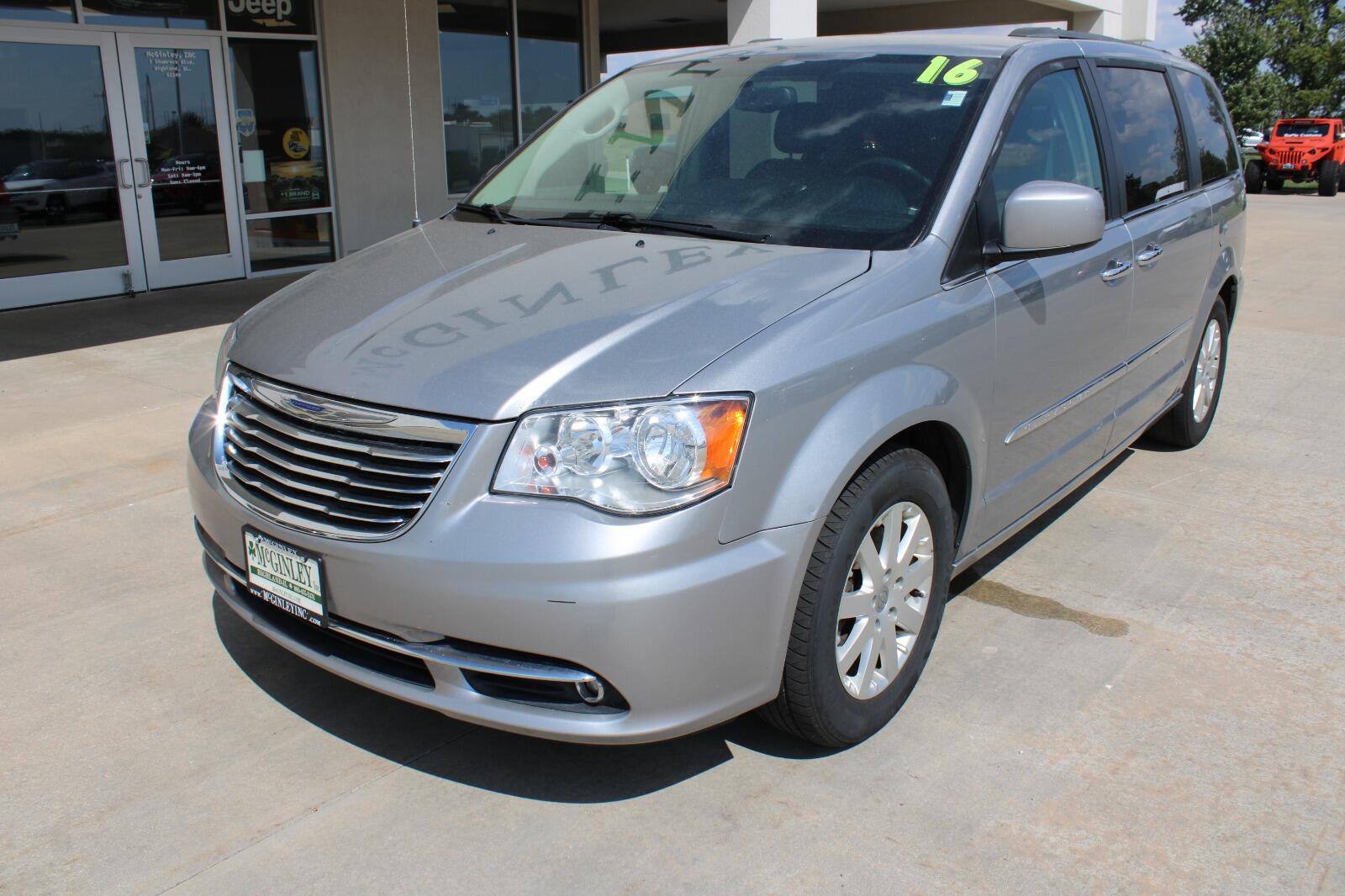 Used 2016 Chrysler Town & Country Touring with VIN 2C4RC1BG2GR166292 for sale in Highland, IL