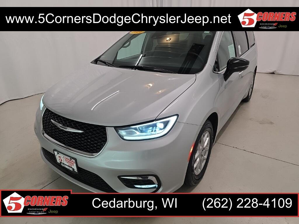 2024 Chrysler Pacifica Touring L's photo