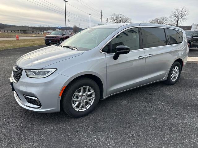 2026 Chrysler Pacifica Select's photo