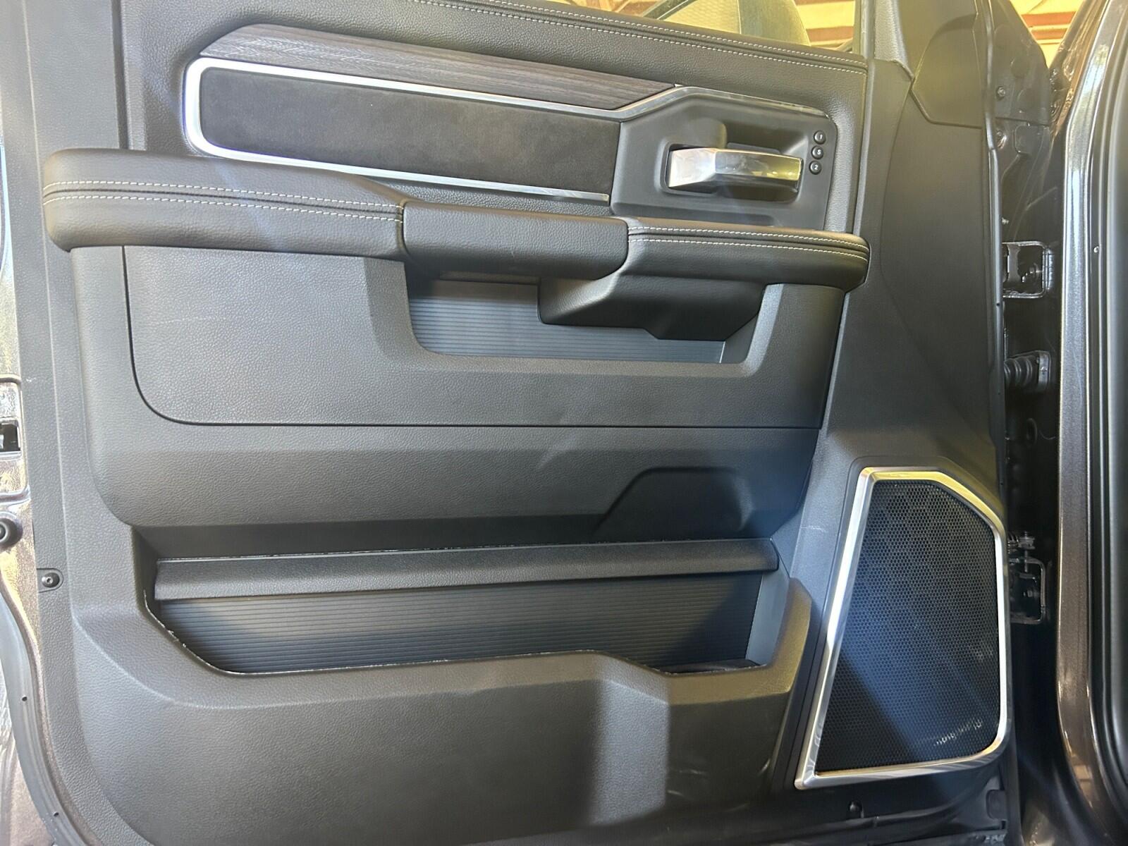 2026 RAM 3500 Laramie - Photo 18