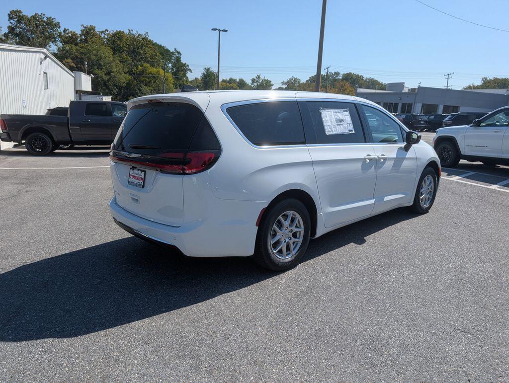 2026 Chrysler Pacifica Select - Photo 28
