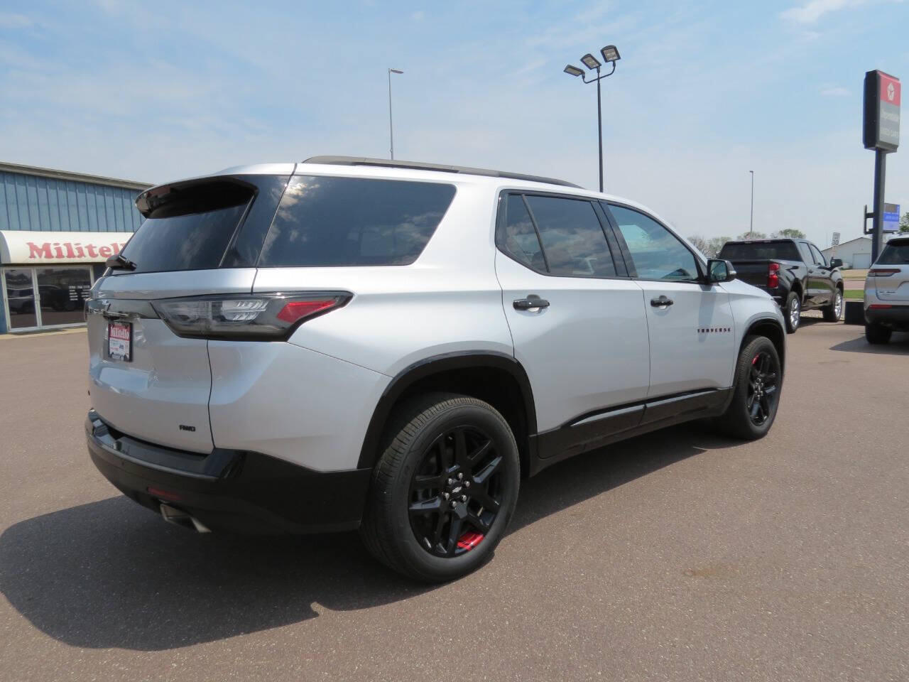 Used 2021 Chevrolet Traverse Premier with VIN 1GNEVKKW9MJ206655 for sale in Fairmont, Minnesota