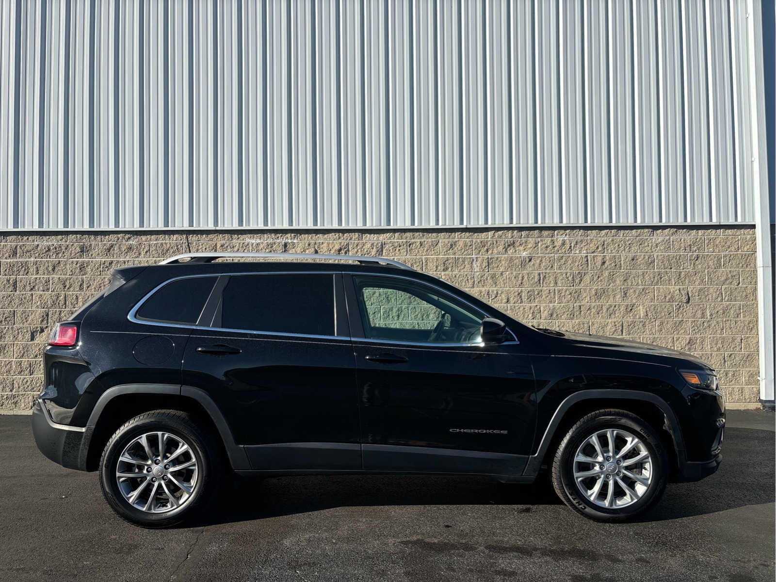 Used 2019 Jeep Cherokee Latitude Plus with VIN 1C4PJLLB1KD307926 for sale in Wilmington, OH