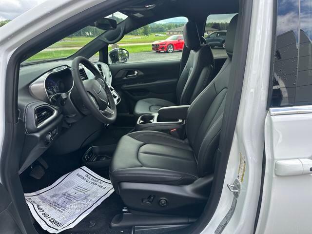 2025 Chrysler Pacifica Select - Photo 14