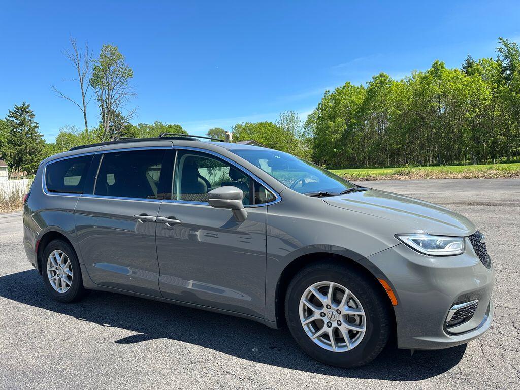 2022 Chrysler Pacifica Touring L's photo