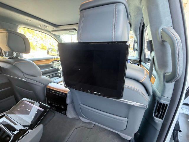 2022 Jeep Grand Wagoneer Series III - Photo 38