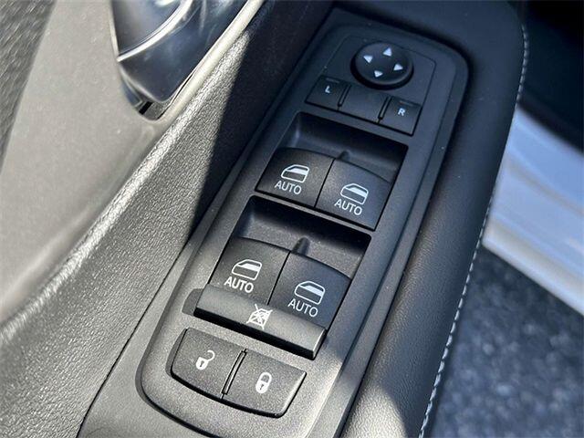 2025 Chrysler Pacifica Select - Photo 7