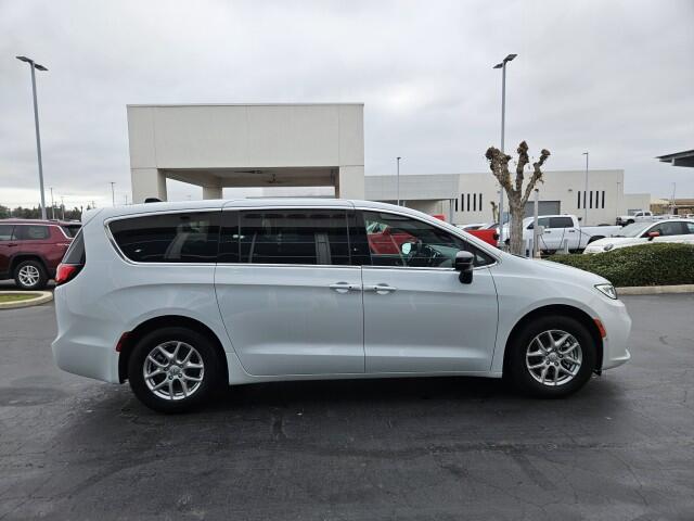 2026 Chrysler Pacifica Select - Photo 6