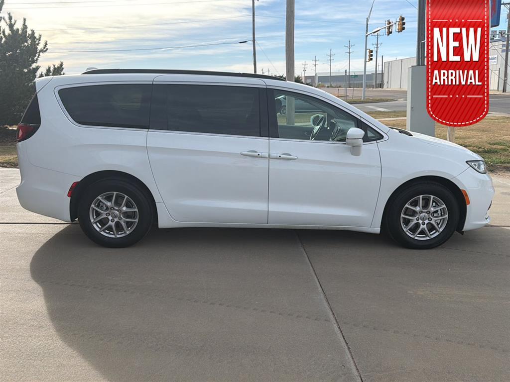 2022 Chrysler Pacifica Touring L's photo