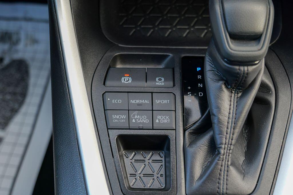 2024 Toyota RAV4 LE - Photo 43