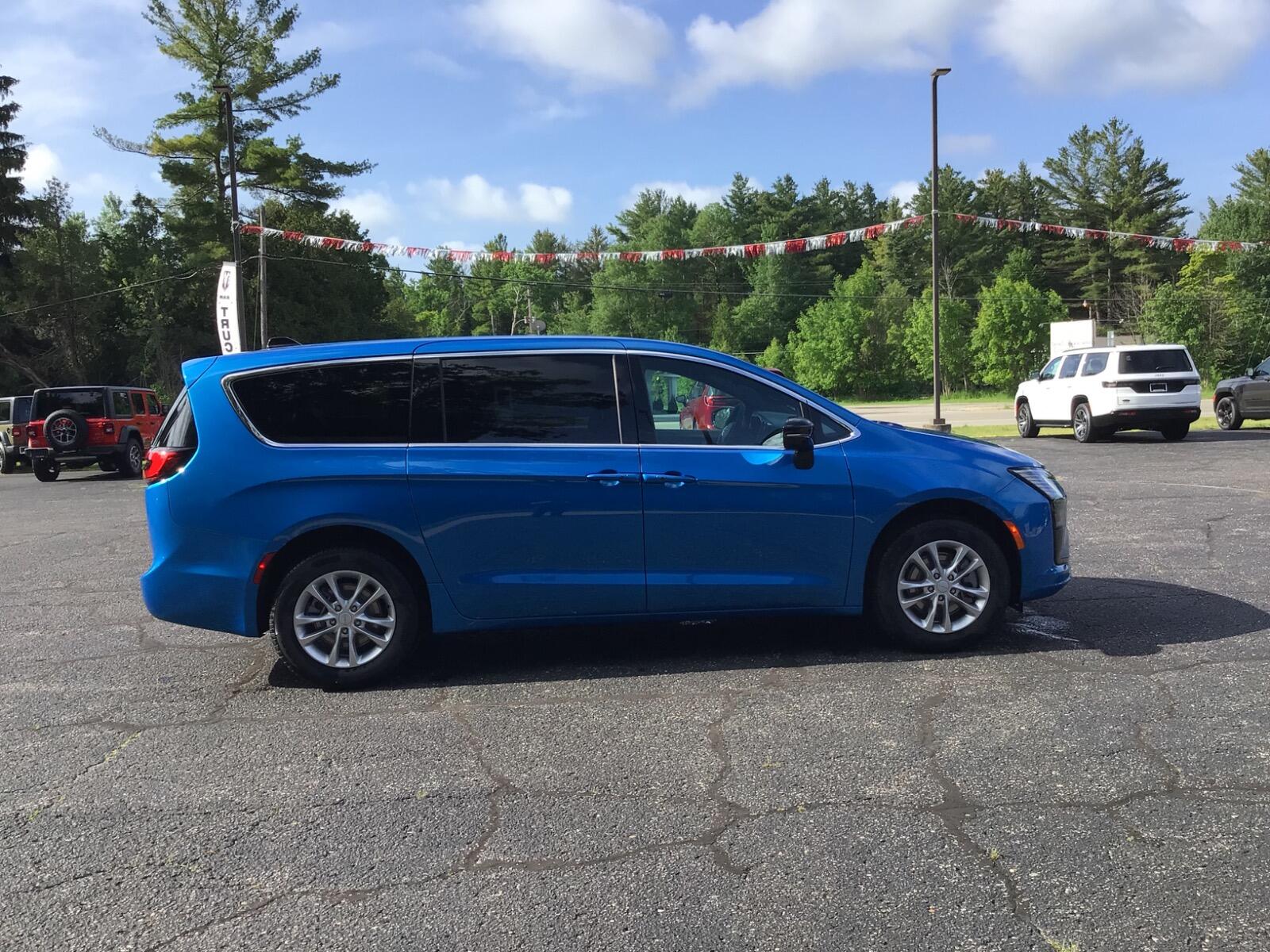 2027 Chrysler Pacifica Select - Photo 8