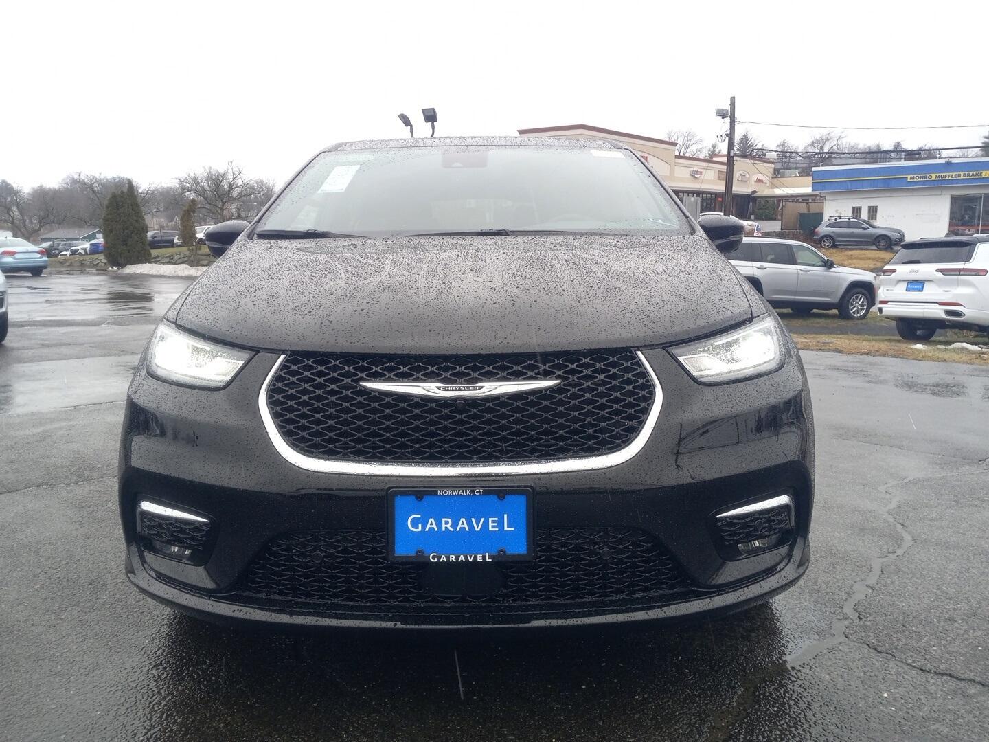 2026 Chrysler Pacifica Limited's photo