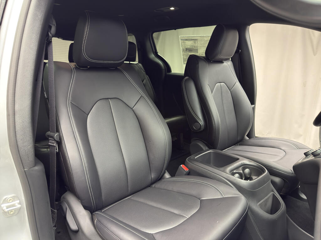 2026 Chrysler Pacifica Select - Photo 18