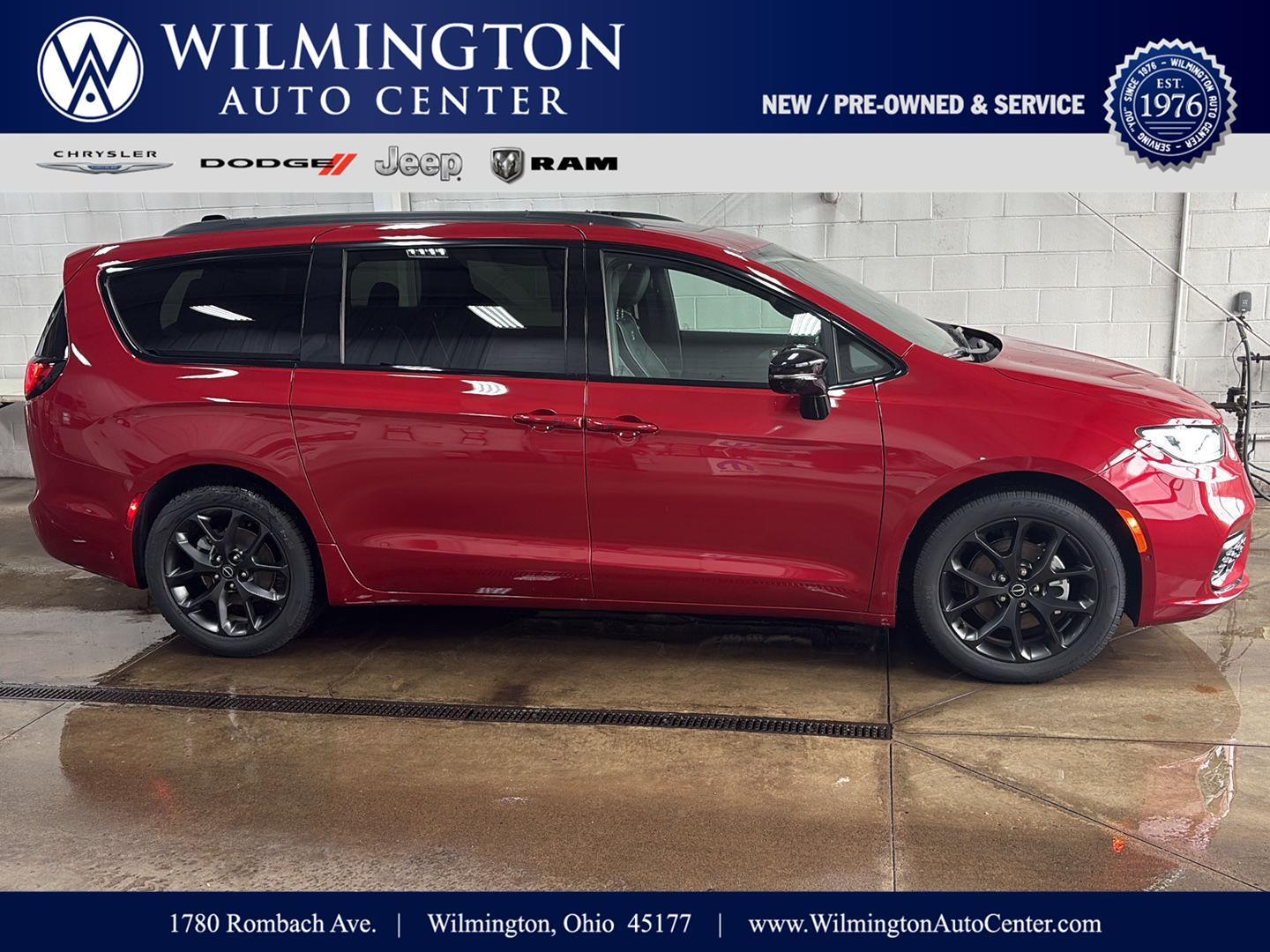 2026 Chrysler Pacifica Limited's photo