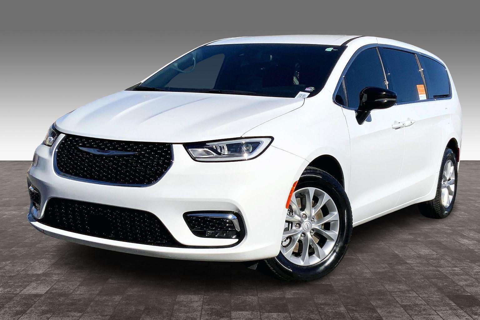 2025 Chrysler Pacifica Select's photo