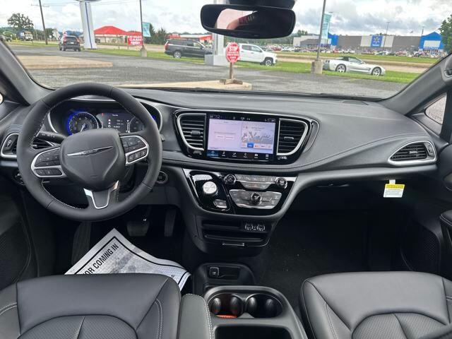 2025 Chrysler Pacifica Select - Photo 15
