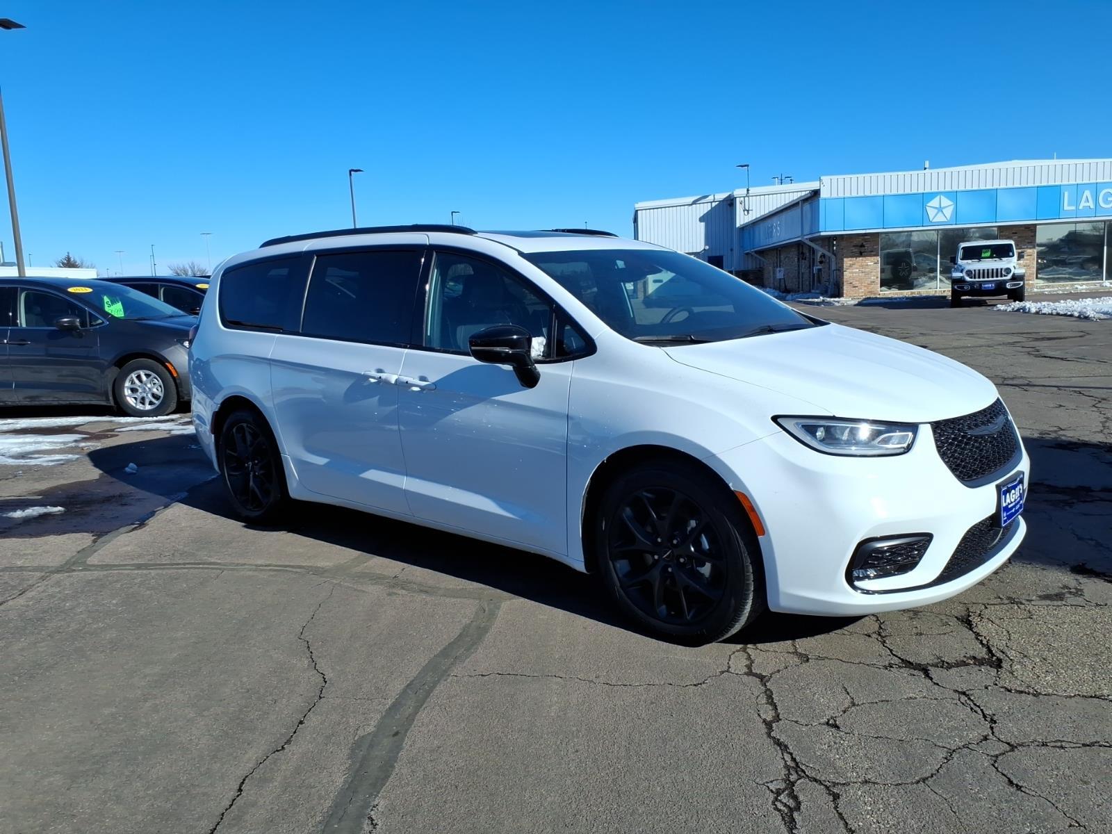 Used 2025 Chrysler Pacifica Limited with VIN 2C4RC1GG9SR518396 for sale in Mankato, Minnesota