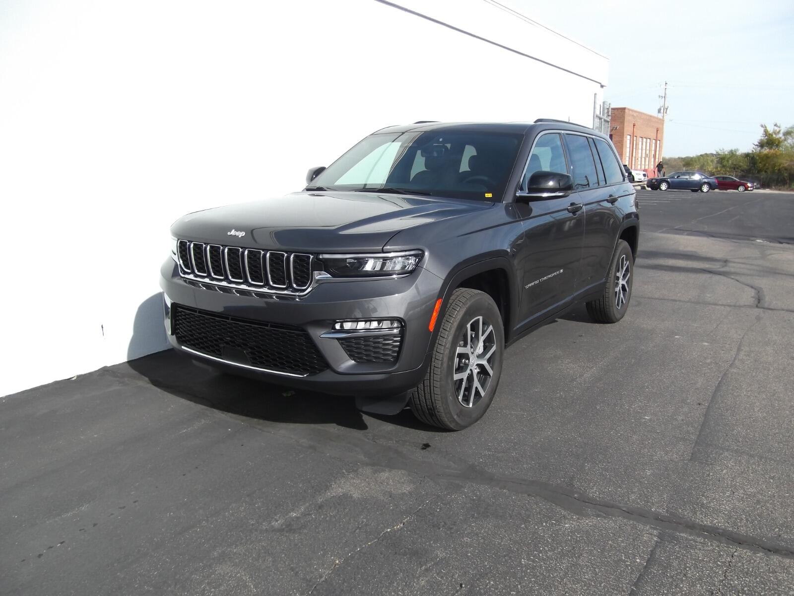 Used 2025 Jeep Grand Cherokee Limited with VIN 1C4RJHBG5S8689566 for sale in Kansas City