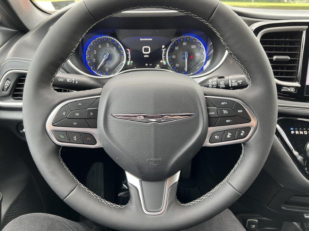 2026 Chrysler Pacifica Select - Photo 11