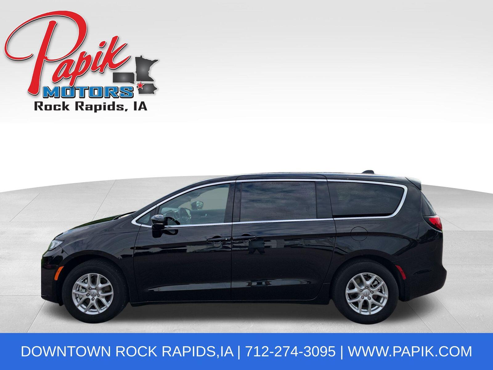 2025 Chrysler Pacifica Select's photo